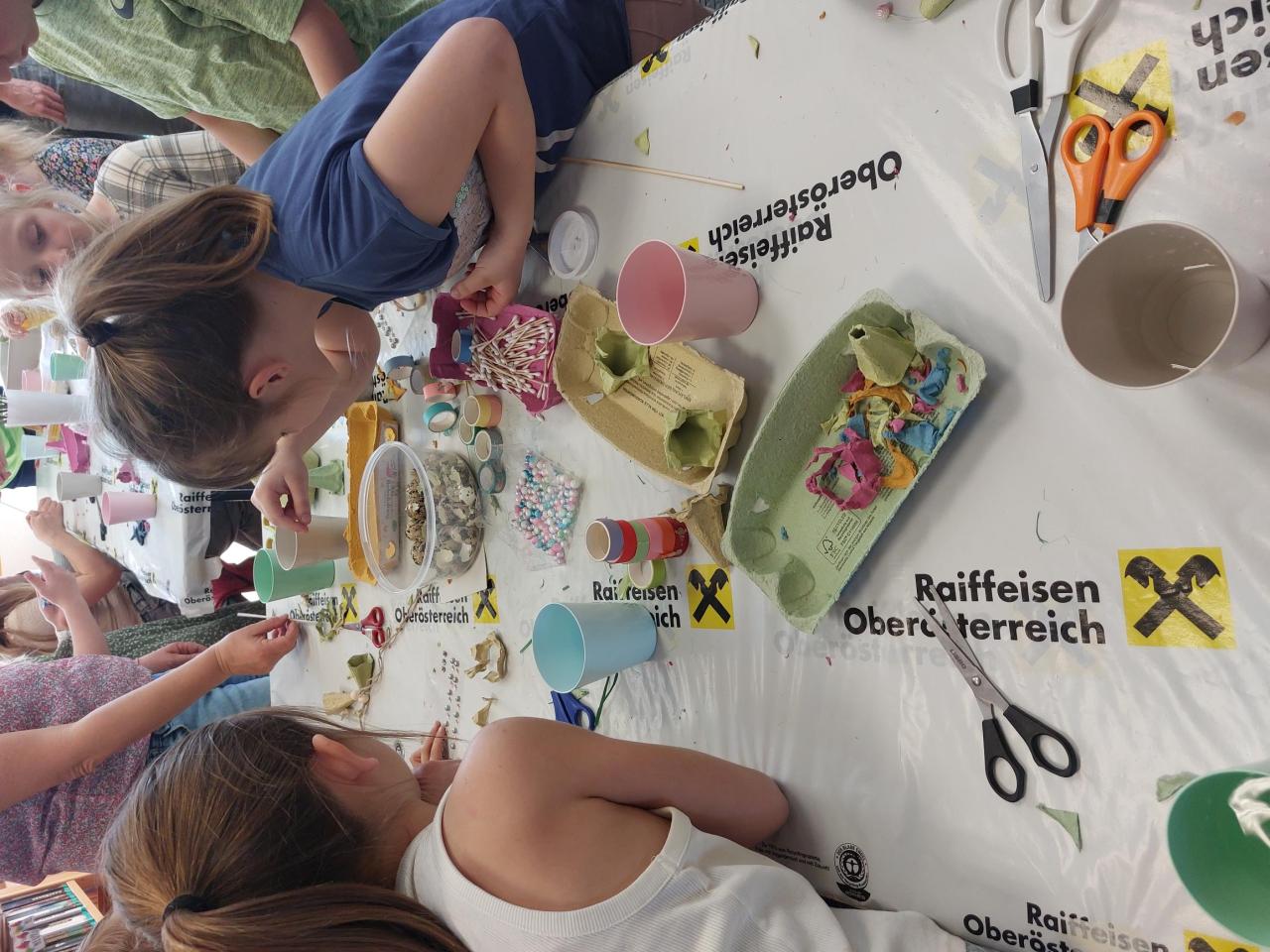 Kinder basteln Eierkartonblumen