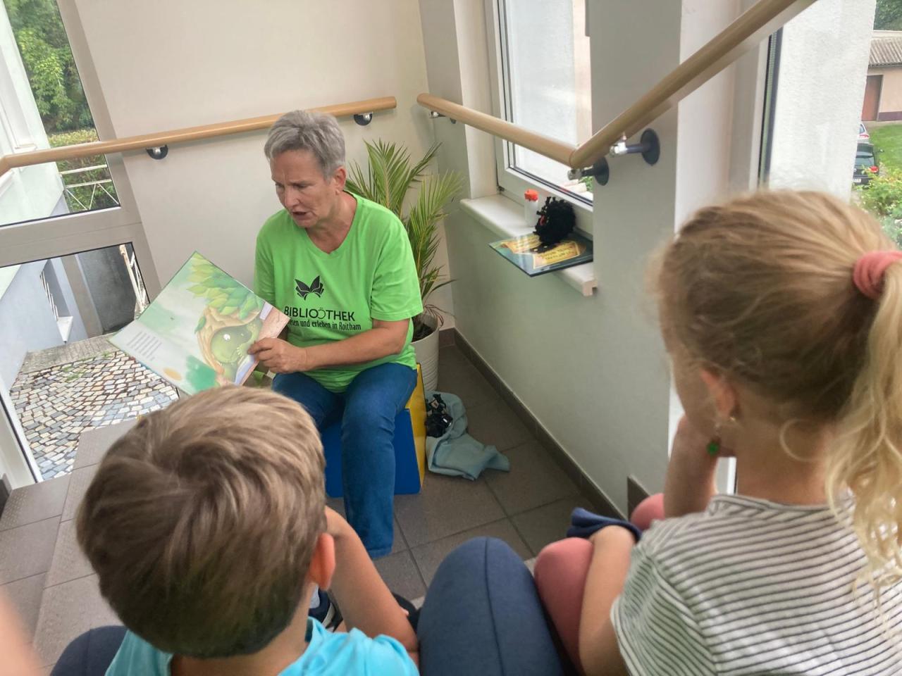 Frau liest Kindern vor