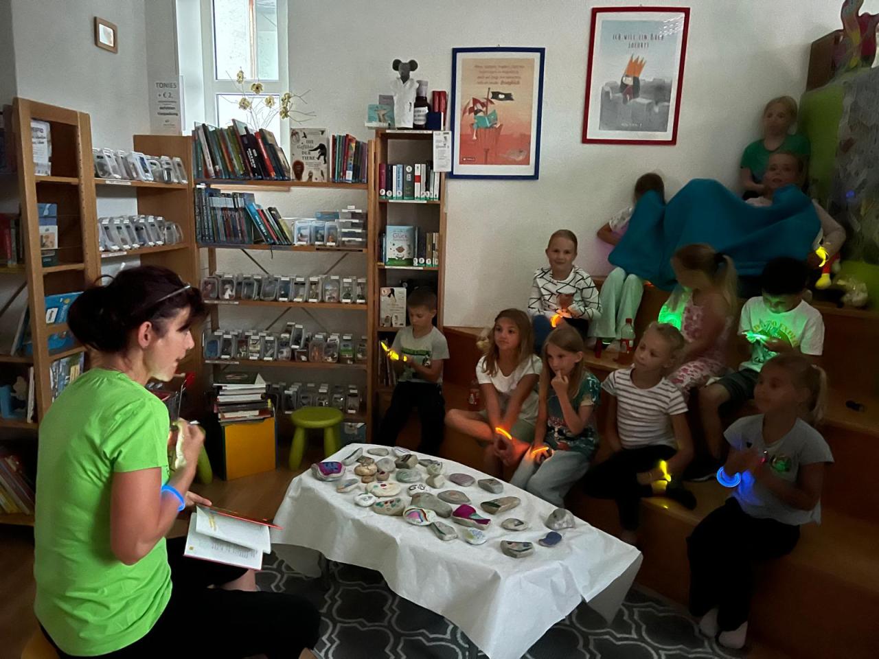 Frau liest Kindern vor