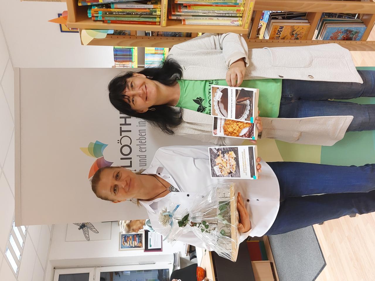 Ulrike Moshammer mit Büchereileiterin