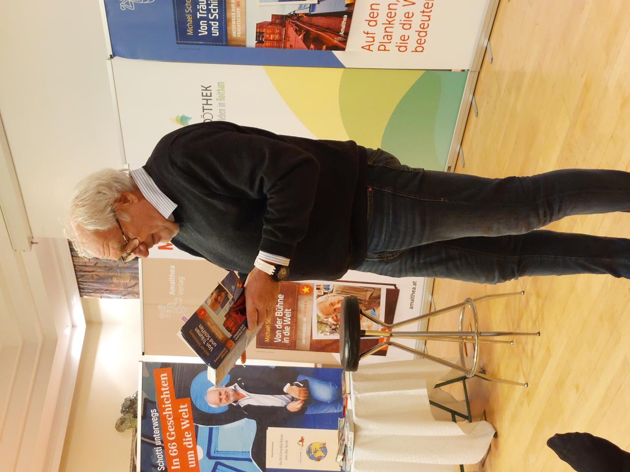 Michael Schottenberg liest aus einem seiner Bücher