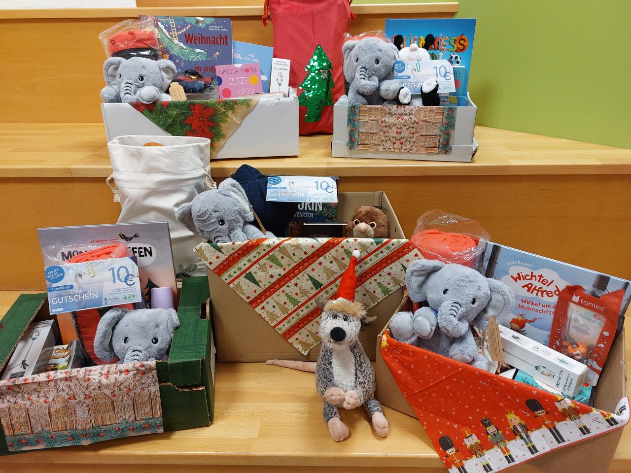 5 Kartons und 2 Säcke mit Gewinnen