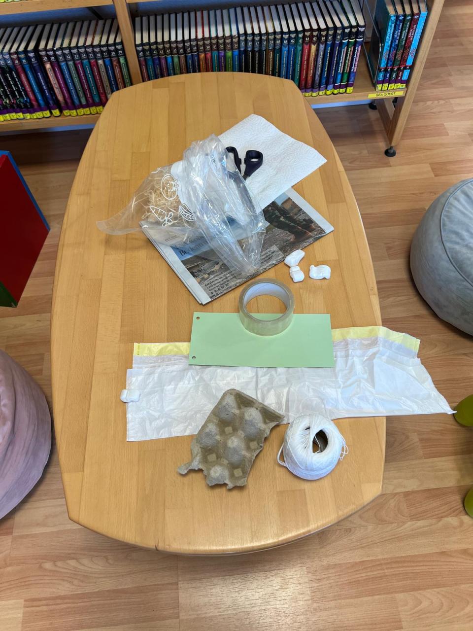 Bastelmaterial auf einem Tisch