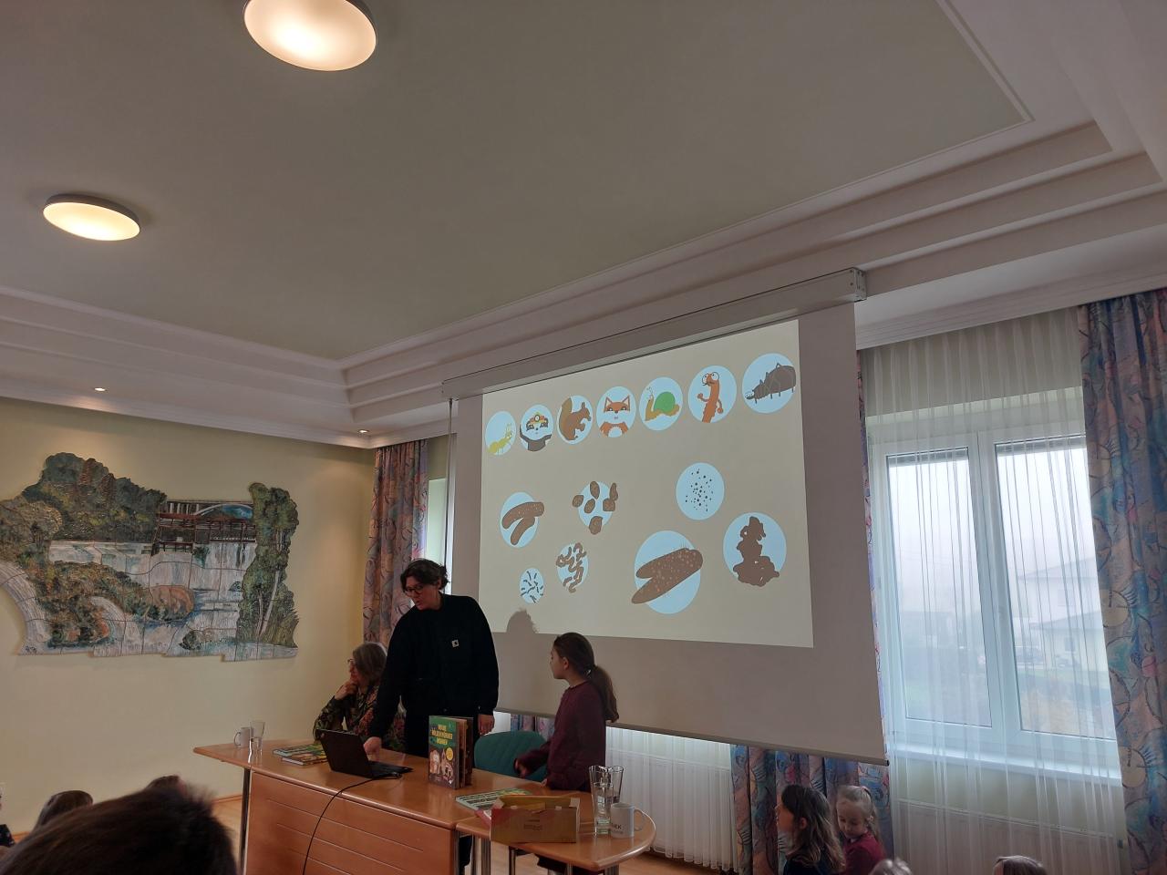 zwei Autorinnen vor Leinwand mit Beamer