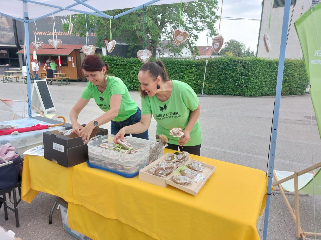 Zwei Frauen beim Büchereistand