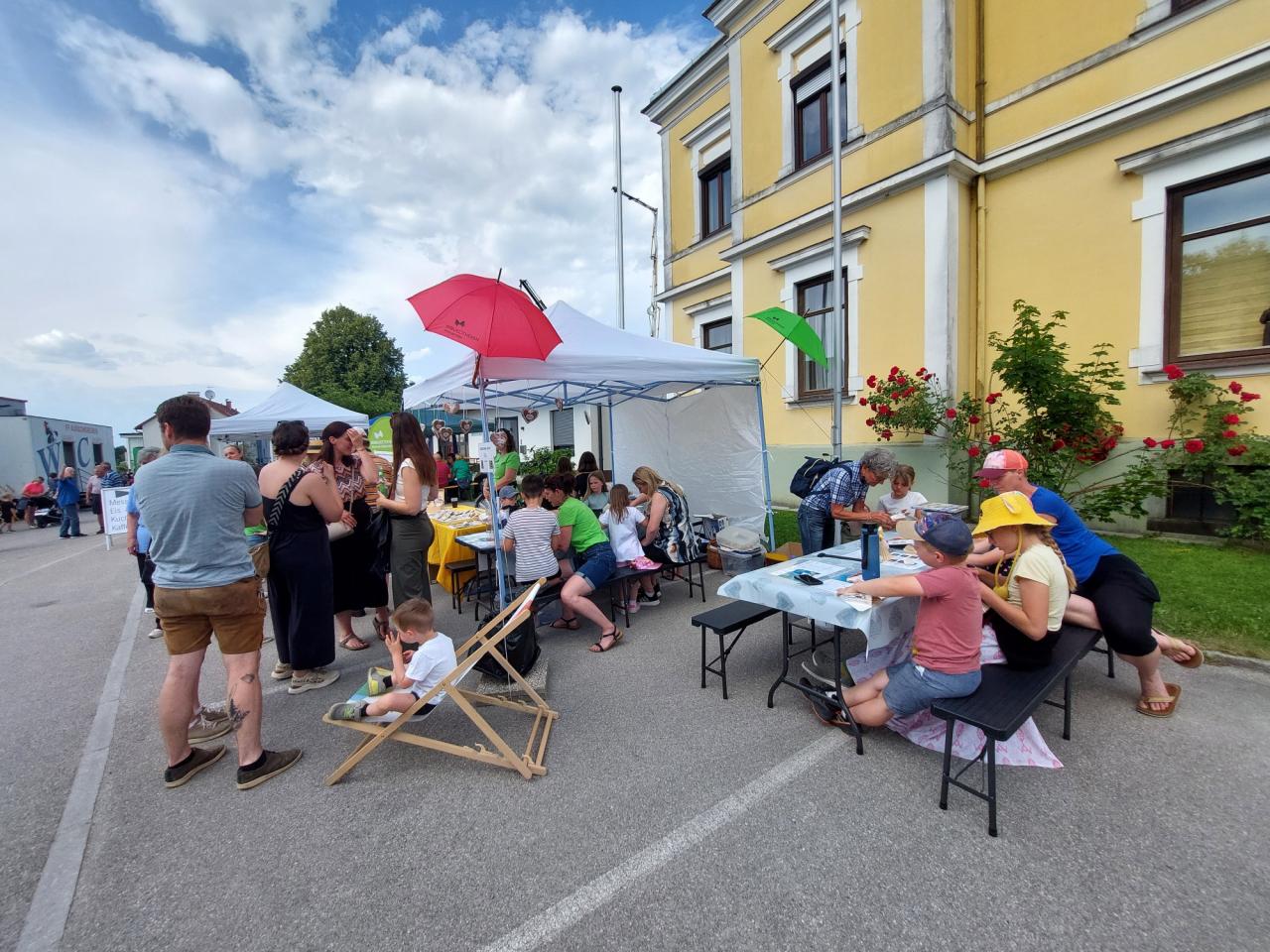 Besucher beim Büchereistand