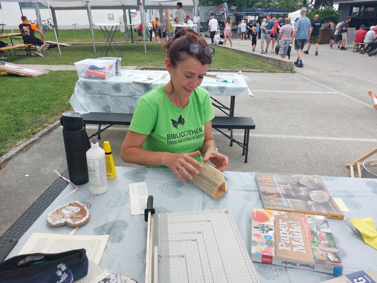 Frau beim Basteln