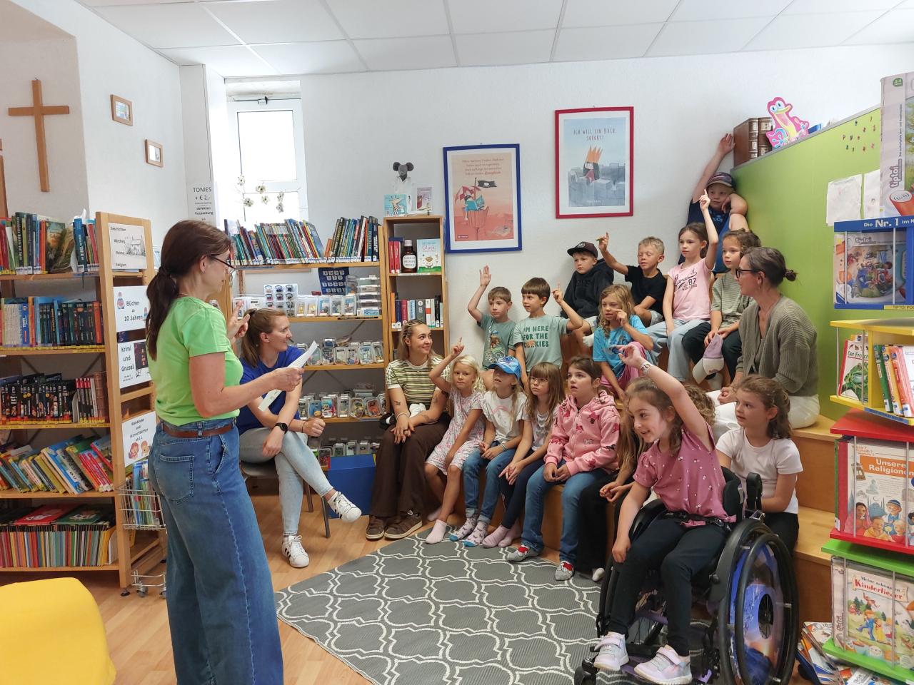 Frau redet mit sitzenden Kindern