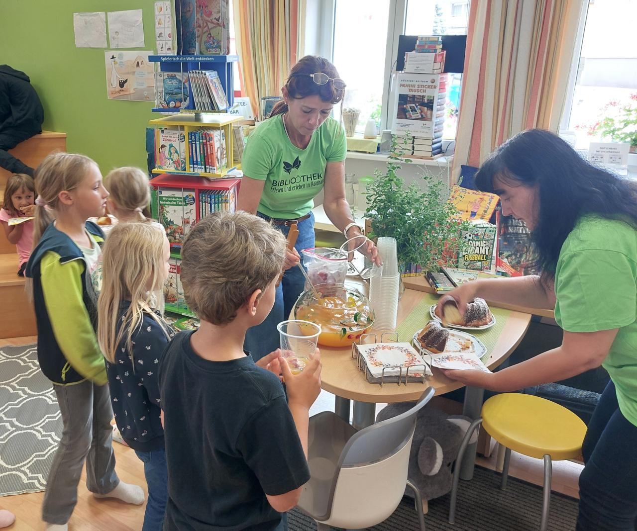 Kuchen und Saft wird an Kinder ausgeteilt