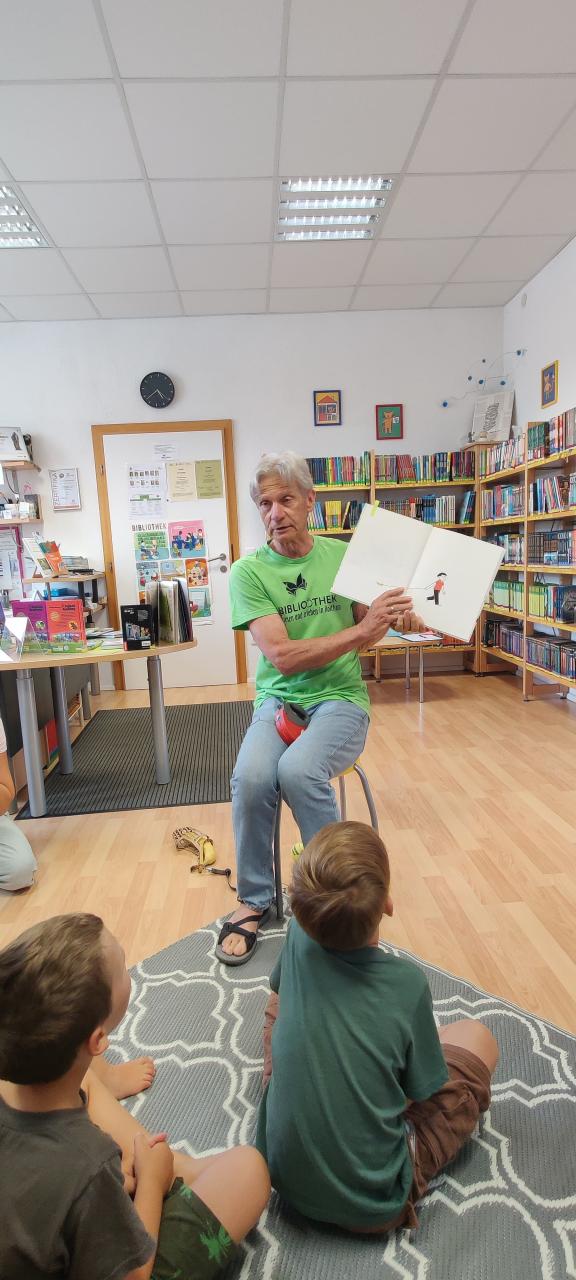 Mann zeigt ein Bilderbuch