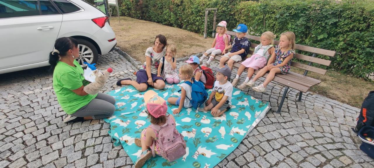 Frau liest Kindern vor