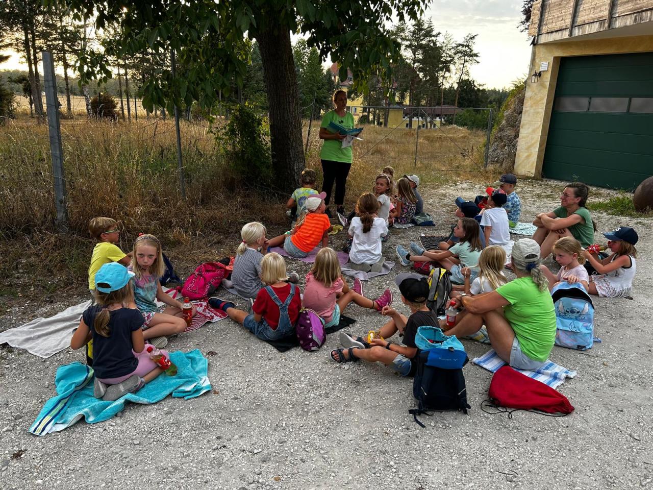 Kinder sitzen am Boden