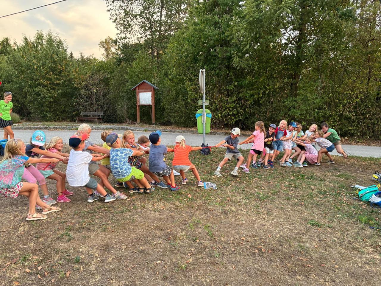 Kinder spielen Seil ziehen