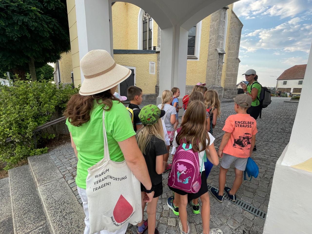 Kinder gehen Richtung Kirche
